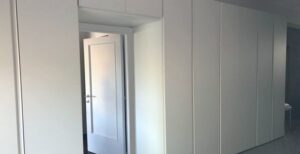 Armadio con passaggio porta e anta ripostiglio