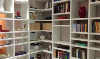 Libreria angolare Extend con ripiani ad altezze personalizzate